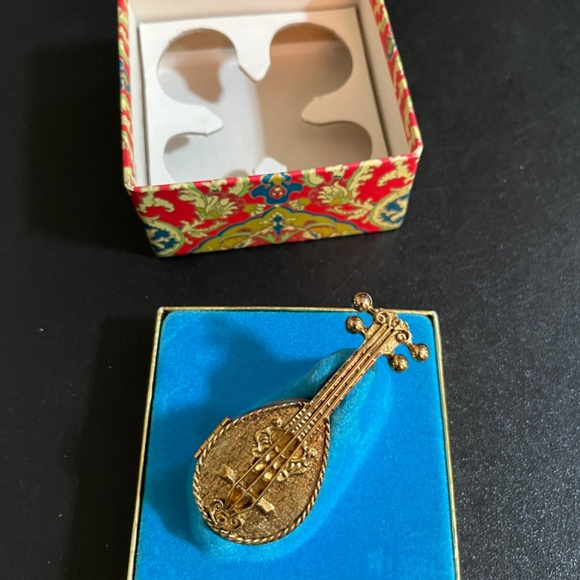 AVON Mandolin Medieval Lute Compact for Solid Perfume Glace in Original Box - Picture 8 of 8